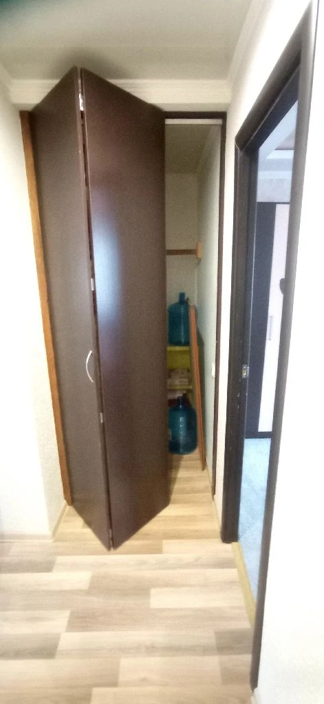 Донецк днр 2х комнатных квартир с ремонтом рн. Дик цена 5 100 000 руб агентство недвижимости ☎+79494046048 комнат 2 площадь 45м² жилая 29 м² кухня 7 м² этаж 3 из 5 расположение центр донецка проспект павших коммунаров д.100 (номер дома указан ориентировочный). Отличная инфраструктура. Рядом дик, парк, отделение псб банка, детская больница, роддом, ул. Харитонова, контур, мотодром, облгаи. Пр. Дзержинского. Кооперативный дом. Уютный двор. Ухоженный подъезд. Соседи доброжелательные. Квартира находится на 3-м этаже 5-го этажного дома. В квартире выполнен капитальный ремонт с использованием качественных строительных материалов. Полы ламинат, кафель, линолеум. Потолки в комнатах натяжные, ванна, кухня прихожая - пластик. Есть гардеробная. Комнаты раздельные. Квартира продается с мебелью и бытовой техникой. Балкон новый, застеклен, обшит пластиком. Вода холодная по графику, подача в квартиру, горячая вода -газовая колонка автомат. Красивая, уютная атмосфера в квартире. Здесь хочется жить! Фото соответствуют. Документы росреестр готовы. Собственник на сделке. Цена 5100000 рублей + услуги риелтора. Предложение от агентства, подбор вариантов различной степени комфортности, все районы г. Донецка. Оставляйте свои заявки, наша база ежедневно обновляется! С нами легко и уверенно! +79494046048 феникс-телеграмм, max. - фотография - 10