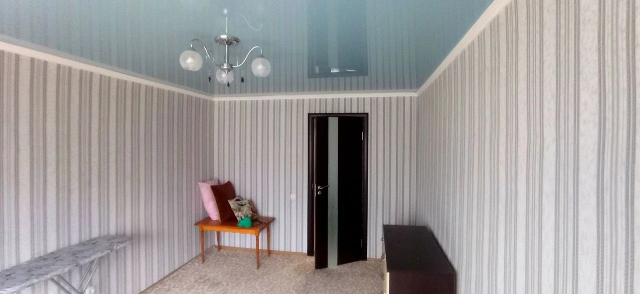 Донецк днр 2х комнатных квартир с ремонтом рн. Дик цена 5 100 000 руб агентство недвижимости ☎+79494046048 комнат 2 площадь 45м² жилая 29 м² кухня 7 м² этаж 3 из 5 расположение центр донецка проспект павших коммунаров д.100 (номер дома указан ориентировочный). Отличная инфраструктура. Рядом дик, парк, отделение псб банка, детская больница, роддом, ул. Харитонова, контур, мотодром, облгаи. Пр. Дзержинского. Кооперативный дом. Уютный двор. Ухоженный подъезд. Соседи доброжелательные. Квартира находится на 3-м этаже 5-го этажного дома. В квартире выполнен капитальный ремонт с использованием качественных строительных материалов. Полы ламинат, кафель, линолеум. Потолки в комнатах натяжные, ванна, кухня прихожая - пластик. Есть гардеробная. Комнаты раздельные. Квартира продается с мебелью и бытовой техникой. Балкон новый, застеклен, обшит пластиком. Вода холодная по графику, подача в квартиру, горячая вода -газовая колонка автомат. Красивая, уютная атмосфера в квартире. Здесь хочется жить! Фото соответствуют. Документы росреестр готовы. Собственник на сделке. Цена 5100000 рублей + услуги риелтора. Предложение от агентства, подбор вариантов различной степени комфортности, все районы г. Донецка. Оставляйте свои заявки, наша база ежедневно обновляется! С нами легко и уверенно! +79494046048 феникс-телеграмм, max. - фотография - 7