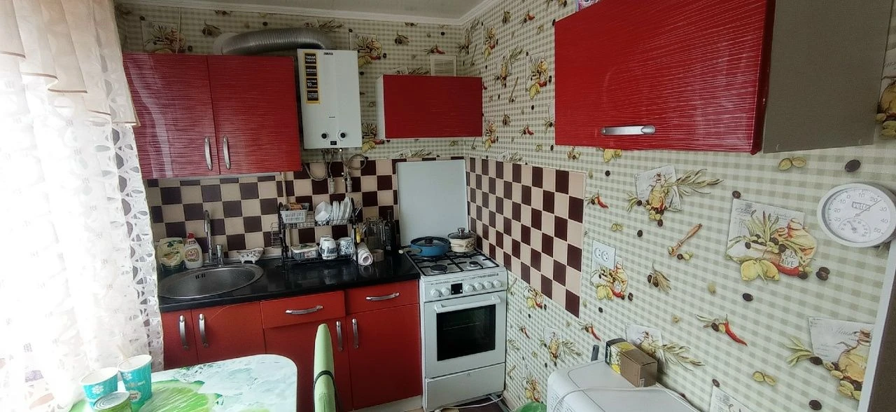 Донецк днр 2х комнатных квартир с ремонтом рн. Дик цена 5 100 000 руб агентство недвижимости ☎+79494046048 комнат 2 площадь 45м² жилая 29 м² кухня 7 м² этаж 3 из 5 расположение центр донецка проспект павших коммунаров д.100 (номер дома указан ориентировочный). Отличная инфраструктура. Рядом дик, парк, отделение псб банка, детская больница, роддом, ул. Харитонова, контур, мотодром, облгаи. Пр. Дзержинского. Кооперативный дом. Уютный двор. Ухоженный подъезд. Соседи доброжелательные. Квартира находится на 3-м этаже 5-го этажного дома. В квартире выполнен капитальный ремонт с использованием качественных строительных материалов. Полы ламинат, кафель, линолеум. Потолки в комнатах натяжные, ванна, кухня прихожая - пластик. Есть гардеробная. Комнаты раздельные. Квартира продается с мебелью и бытовой техникой. Балкон новый, застеклен, обшит пластиком. Вода холодная по графику, подача в квартиру, горячая вода -газовая колонка автомат. Красивая, уютная атмосфера в квартире. Здесь хочется жить! Фото соответствуют. Документы росреестр готовы. Собственник на сделке. Цена 5100000 рублей + услуги риелтора. Предложение от агентства, подбор вариантов различной степени комфортности, все районы г. Донецка. Оставляйте свои заявки, наша база ежедневно обновляется! С нами легко и уверенно! +79494046048 феникс-телеграмм, max. - фотография - 2