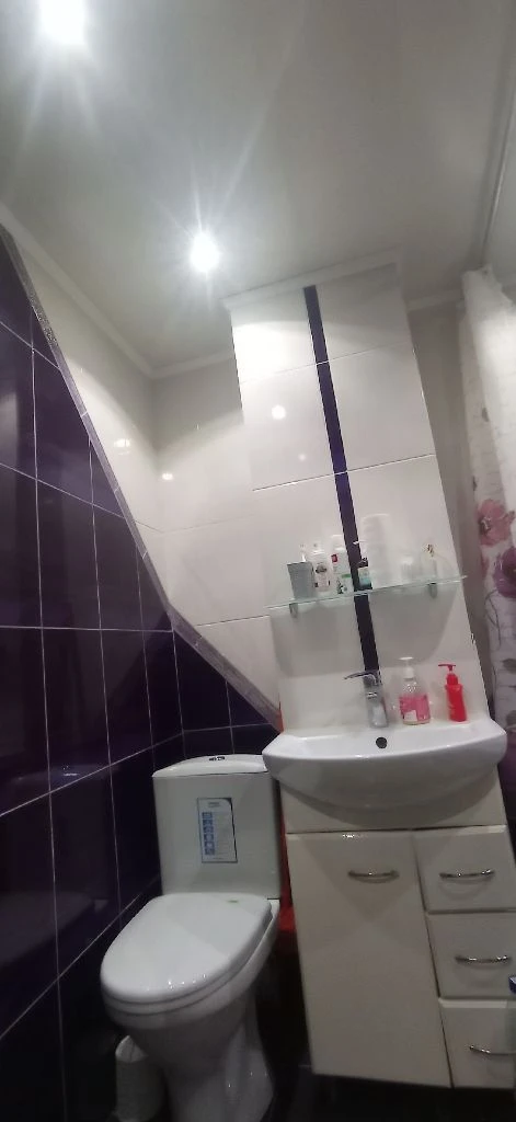 Донецк днр 2х комнатных квартир с ремонтом рн. Дик цена 5 100 000 руб агентство недвижимости ☎+79494046048 комнат 2 площадь 45м² жилая 29 м² кухня 7 м² этаж 3 из 5 расположение центр донецка проспект павших коммунаров д.100 (номер дома указан ориентировочный). Отличная инфраструктура. Рядом дик, парк, отделение псб банка, детская больница, роддом, ул. Харитонова, контур, мотодром, облгаи. Пр. Дзержинского. Кооперативный дом. Уютный двор. Ухоженный подъезд. Соседи доброжелательные. Квартира находится на 3-м этаже 5-го этажного дома. В квартире выполнен капитальный ремонт с использованием качественных строительных материалов. Полы ламинат, кафель, линолеум. Потолки в комнатах натяжные, ванна, кухня прихожая - пластик. Есть гардеробная. Комнаты раздельные. Квартира продается с мебелью и бытовой техникой. Балкон новый, застеклен, обшит пластиком. Вода холодная по графику, подача в квартиру, горячая вода -газовая колонка автомат. Красивая, уютная атмосфера в квартире. Здесь хочется жить! Фото соответствуют. Документы росреестр готовы. Собственник на сделке. Цена 5100000 рублей + услуги риелтора. Предложение от агентства, подбор вариантов различной степени комфортности, все районы г. Донецка. Оставляйте свои заявки, наша база ежедневно обновляется! С нами легко и уверенно! +79494046048 феникс-телеграмм, max. - фотография - 5