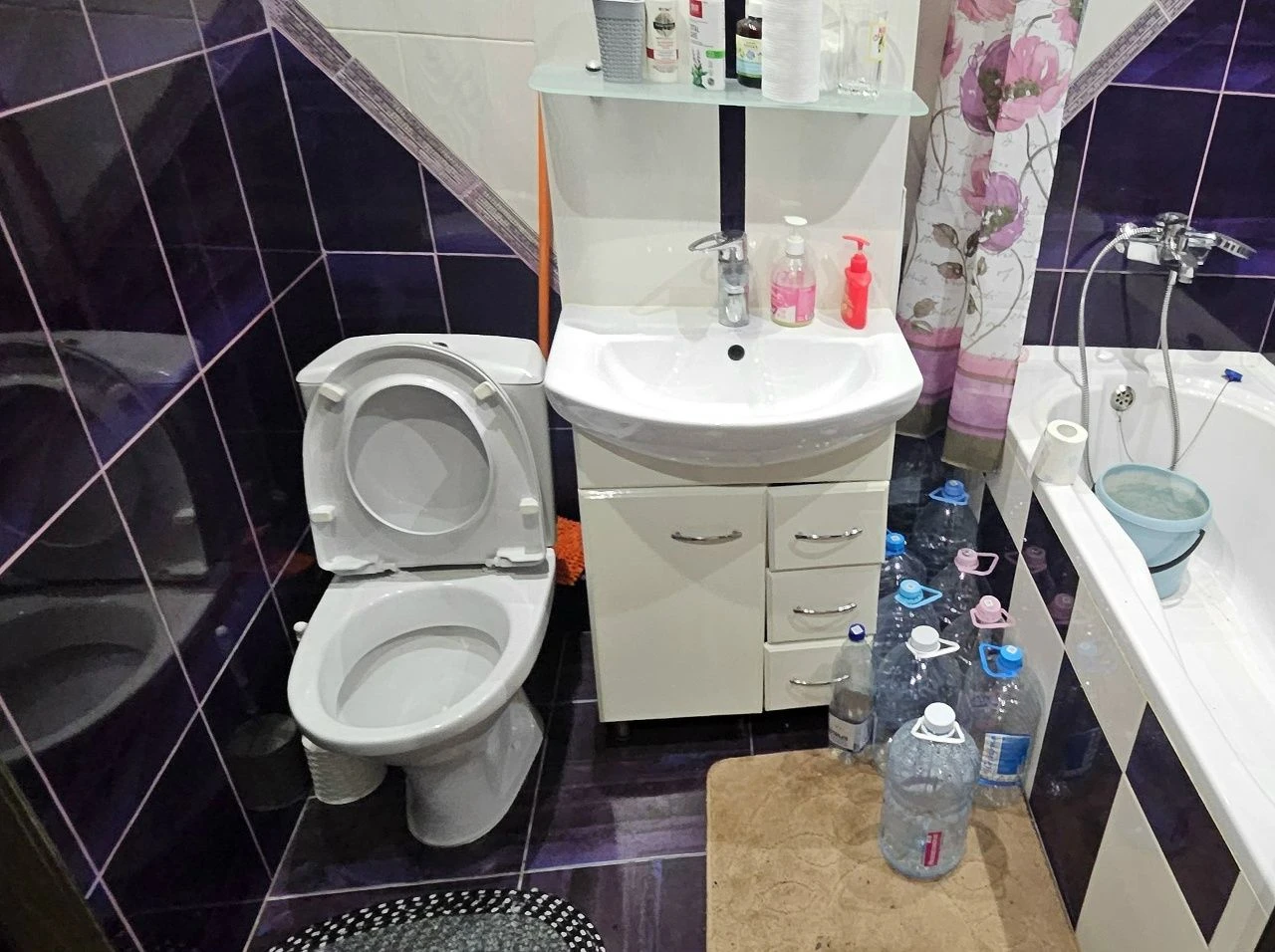 Донецк днр 2х комнатных квартир с ремонтом рн. Дик цена 5 100 000 руб агентство недвижимости ☎+79494046048 комнат 2 площадь 45м² жилая 29 м² кухня 7 м² этаж 3 из 5 расположение центр донецка проспект павших коммунаров д.100 (номер дома указан ориентировочный). Отличная инфраструктура. Рядом дик, парк, отделение псб банка, детская больница, роддом, ул. Харитонова, контур, мотодром, облгаи. Пр. Дзержинского. Кооперативный дом. Уютный двор. Ухоженный подъезд. Соседи доброжелательные. Квартира находится на 3-м этаже 5-го этажного дома. В квартире выполнен капитальный ремонт с использованием качественных строительных материалов. Полы ламинат, кафель, линолеум. Потолки в комнатах натяжные, ванна, кухня прихожая - пластик. Есть гардеробная. Комнаты раздельные. Квартира продается с мебелью и бытовой техникой. Балкон новый, застеклен, обшит пластиком. Вода холодная по графику, подача в квартиру, горячая вода -газовая колонка автомат. Красивая, уютная атмосфера в квартире. Здесь хочется жить! Фото соответствуют. Документы росреестр готовы. Собственник на сделке. Цена 5100000 рублей + услуги риелтора. Предложение от агентства, подбор вариантов различной степени комфортности, все районы г. Донецка. Оставляйте свои заявки, наша база ежедневно обновляется! С нами легко и уверенно! +79494046048 феникс-телеграмм, max. - фотография - 13