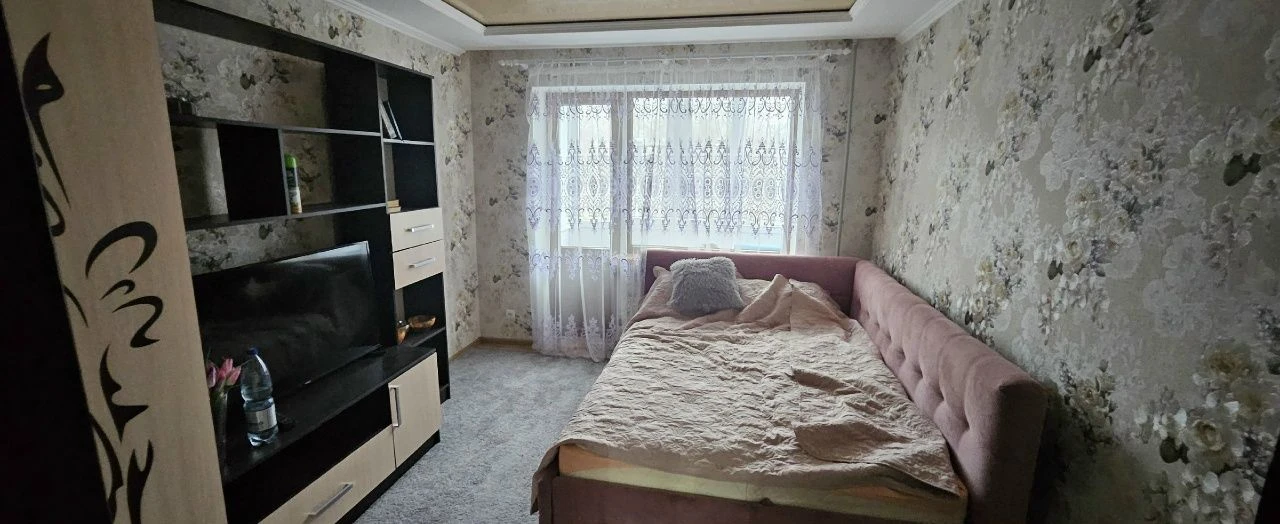 Донецк днр 2х комнатных квартир с ремонтом рн. Дик цена 5 100 000 руб агентство недвижимости ☎+79494046048 комнат 2 площадь 45м² жилая 29 м² кухня 7 м² этаж 3 из 5 расположение центр донецка проспект павших коммунаров д.100 (номер дома указан ориентировочный). Отличная инфраструктура. Рядом дик, парк, отделение псб банка, детская больница, роддом, ул. Харитонова, контур, мотодром, облгаи. Пр. Дзержинского. Кооперативный дом. Уютный двор. Ухоженный подъезд. Соседи доброжелательные. Квартира находится на 3-м этаже 5-го этажного дома. В квартире выполнен капитальный ремонт с использованием качественных строительных материалов. Полы ламинат, кафель, линолеум. Потолки в комнатах натяжные, ванна, кухня прихожая - пластик. Есть гардеробная. Комнаты раздельные. Квартира продается с мебелью и бытовой техникой. Балкон новый, застеклен, обшит пластиком. Вода холодная по графику, подача в квартиру, горячая вода -газовая колонка автомат. Красивая, уютная атмосфера в квартире. Здесь хочется жить! Фото соответствуют. Документы росреестр готовы. Собственник на сделке. Цена 5100000 рублей + услуги риелтора. Предложение от агентства, подбор вариантов различной степени комфортности, все районы г. Донецка. Оставляйте свои заявки, наша база ежедневно обновляется! С нами легко и уверенно! +79494046048 феникс-телеграмм, max. - фотография - 12