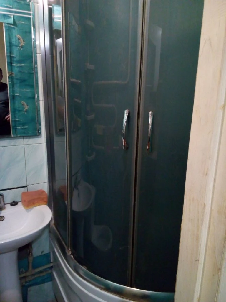 Донецк днр 1х комнатных квартир рн. Текстильщик цена 1600 000 руб агентство недвижимости ☎+79494046048 комнат 1 площадь 22м² жилая 12 м² кухня 5 м² этаж 4 из 9 расположение текстильщик, ул островского д.37 (номер дома указан ориентировочный). Дом- гостиничного типа, один подъезд. Квартира находится на 4-м этаже 9-ти этажного дома. В квартире косметический ремонт. Квартира продается с мебелью, бытовой техникой (холодильник, машинка стиральная автомат, кондиционер). Душевая кабинка. Вода холодная по графику, подача в квартиру, горячая централизованная. Фото соответствуют. Документы росреестр готовы. Собственник на сделке. Цена 1600000 рублей + услуги риелтора. Предложение от агентства, подбор вариантов различной степени комфортности, все районы г. Донецка. Оставляйте свои заявки, наша база ежедневно обновляется! С нами легко и уверенно! +79494046048 феникс-телеграмм, max. - фотография - 9