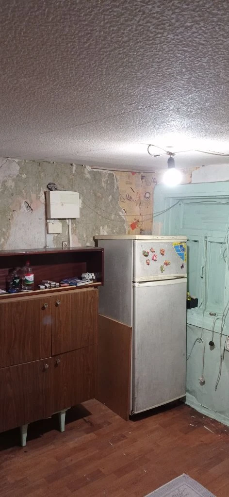 Недвижимость г. Донецк днр. Продажа дома под ремонт 2 комнаты. Ворошиловский рн. Цена 1500000 руб агентство недвижимости ☎+79494046048 комнат 2 площадь 33 м2 жилая 13,8 м2 кухня 4.4 м2 этаж 1 год строительства 1917 самый центр донецка! Местоположение: ворошиловский район, пересечение пр. Павших коммунаров и ул. Челюскинцев. Центр донецка, рядом ул. Артема дворец бракосочетания, (в шаговой доступности цум, планетарий, гринплаза, пл. Дзержинского, первая городская больница) по ул. Ф. Зайцева миграционная служба мвд описание: предлагается к продаже квартира на земле на 4 хозяина (состоит из 4/100доли, общая долевая собственность домовладения). Состояние дома(квартиры) под ремонт. Крыша обновлялась в 2019г стены дома шуба, требуется ремонт. Комнаты смежные;высота 2.2м прихожая совмещена с кухней;санузел совмещён, душевая. Окна пластик. Отопление трубы по всему дому, зашиты гипосартоном. В отопительный сезон очень тепло. Бытовая техника машинка стиральная автомат, холодильник, двухкомфорочная газовая панель. - дополнительные постройки: летняя кухня - отопление: автономное, котел рабочий. - водоснабжение: центральное, вода холодная по графику, подача в дом. -горячая вода колонка газовая автомат. -газ центральный. -канализация центральная. -земля не приватизирована. Расположение и цена дома очень привлекательное ! Дом можно использовать как для проживания, так и для бизнеса. Фото соответствуют. Видео- ссылка (rutube. Ru/video/1d314505ecdeb4de53518c4a3076760c/?r=a) все необходимые документы росреестр готовы к продаже. Цена: 1,5миллиона рублей +услуги риелтора. По всем вопросам, желанием узнать подробности - звоните! С нами легко и уверенно! +79494046048 феникс-телеграмм, mах. - фотография - 14