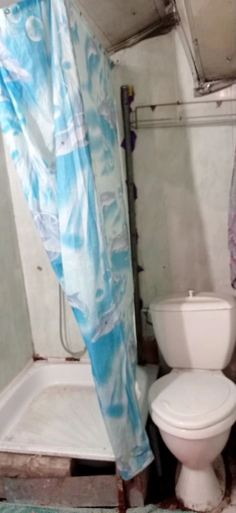 Недвижимость г. Донецк днр. Продажа дома под ремонт 2 комнаты. Ворошиловский рн. Цена 1500000 руб агентство недвижимости ☎+79494046048 комнат 2 площадь 33 м2 жилая 13,8 м2 кухня 4.4 м2 этаж 1 год строительства 1917 самый центр донецка! Местоположение: ворошиловский район, пересечение пр. Павших коммунаров и ул. Челюскинцев. Центр донецка, рядом ул. Артема дворец бракосочетания, (в шаговой доступности цум, планетарий, гринплаза, пл. Дзержинского, первая городская больница) по ул. Ф. Зайцева миграционная служба мвд описание: предлагается к продаже квартира на земле на 4 хозяина (состоит из 4/100доли, общая долевая собственность домовладения). Состояние дома(квартиры) под ремонт. Крыша обновлялась в 2019г стены дома шуба, требуется ремонт. Комнаты смежные;высота 2.2м прихожая совмещена с кухней;санузел совмещён, душевая. Окна пластик. Отопление трубы по всему дому, зашиты гипосартоном. В отопительный сезон очень тепло. Бытовая техника машинка стиральная автомат, холодильник, двухкомфорочная газовая панель. - дополнительные постройки: летняя кухня - отопление: автономное, котел рабочий. - водоснабжение: центральное, вода холодная по графику, подача в дом. -горячая вода колонка газовая автомат. -газ центральный. -канализация центральная. -земля не приватизирована. Расположение и цена дома очень привлекательное ! Дом можно использовать как для проживания, так и для бизнеса. Фото соответствуют. Видео- ссылка (rutube. Ru/video/1d314505ecdeb4de53518c4a3076760c/?r=a) все необходимые документы росреестр готовы к продаже. Цена: 1,5миллиона рублей +услуги риелтора. По всем вопросам, желанием узнать подробности - звоните! С нами легко и уверенно! +79494046048 феникс-телеграмм, mах. - фотография - 12