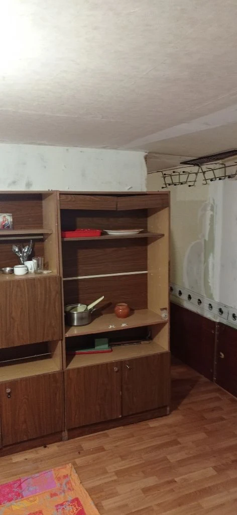 Недвижимость г. Донецк днр. Продажа дома под ремонт 2 комнаты. Ворошиловский рн. Цена 1500000 руб агентство недвижимости ☎+79494046048 комнат 2 площадь 33 м2 жилая 13,8 м2 кухня 4.4 м2 этаж 1 год строительства 1917 самый центр донецка! Местоположение: ворошиловский район, пересечение пр. Павших коммунаров и ул. Челюскинцев. Центр донецка, рядом ул. Артема дворец бракосочетания, (в шаговой доступности цум, планетарий, гринплаза, пл. Дзержинского, первая городская больница) по ул. Ф. Зайцева миграционная служба мвд описание: предлагается к продаже квартира на земле на 4 хозяина (состоит из 4/100доли, общая долевая собственность домовладения). Состояние дома(квартиры) под ремонт. Крыша обновлялась в 2019г стены дома шуба, требуется ремонт. Комнаты смежные;высота 2.2м прихожая совмещена с кухней;санузел совмещён, душевая. Окна пластик. Отопление трубы по всему дому, зашиты гипосартоном. В отопительный сезон очень тепло. Бытовая техника машинка стиральная автомат, холодильник, двухкомфорочная газовая панель. - дополнительные постройки: летняя кухня - отопление: автономное, котел рабочий. - водоснабжение: центральное, вода холодная по графику, подача в дом. -горячая вода колонка газовая автомат. -газ центральный. -канализация центральная. -земля не приватизирована. Расположение и цена дома очень привлекательное ! Дом можно использовать как для проживания, так и для бизнеса. Фото соответствуют. Видео- ссылка (rutube. Ru/video/1d314505ecdeb4de53518c4a3076760c/?r=a) все необходимые документы росреестр готовы к продаже. Цена: 1,5миллиона рублей +услуги риелтора. По всем вопросам, желанием узнать подробности - звоните! С нами легко и уверенно! +79494046048 феникс-телеграмм, mах. - фотография - 7