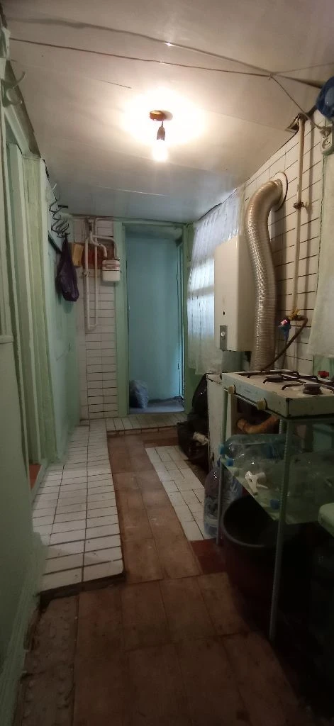 Недвижимость г. Донецк днр. Продажа дома под ремонт 2 комнаты. Ворошиловский рн. Цена 1500000 руб агентство недвижимости ☎+79494046048 комнат 2 площадь 33 м2 жилая 13,8 м2 кухня 4.4 м2 этаж 1 год строительства 1917 самый центр донецка! Местоположение: ворошиловский район, пересечение пр. Павших коммунаров и ул. Челюскинцев. Центр донецка, рядом ул. Артема дворец бракосочетания, (в шаговой доступности цум, планетарий, гринплаза, пл. Дзержинского, первая городская больница) по ул. Ф. Зайцева миграционная служба мвд описание: предлагается к продаже квартира на земле на 4 хозяина (состоит из 4/100доли, общая долевая собственность домовладения). Состояние дома(квартиры) под ремонт. Крыша обновлялась в 2019г стены дома шуба, требуется ремонт. Комнаты смежные;высота 2.2м прихожая совмещена с кухней;санузел совмещён, душевая. Окна пластик. Отопление трубы по всему дому, зашиты гипосартоном. В отопительный сезон очень тепло. Бытовая техника машинка стиральная автомат, холодильник, двухкомфорочная газовая панель. - дополнительные постройки: летняя кухня - отопление: автономное, котел рабочий. - водоснабжение: центральное, вода холодная по графику, подача в дом. -горячая вода колонка газовая автомат. -газ центральный. -канализация центральная. -земля не приватизирована. Расположение и цена дома очень привлекательное ! Дом можно использовать как для проживания, так и для бизнеса. Фото соответствуют. Видео- ссылка (rutube. Ru/video/1d314505ecdeb4de53518c4a3076760c/?r=a) все необходимые документы росреестр готовы к продаже. Цена: 1,5миллиона рублей +услуги риелтора. По всем вопросам, желанием узнать подробности - звоните! С нами легко и уверенно! +79494046048 феникс-телеграмм, mах. - фотография - 10