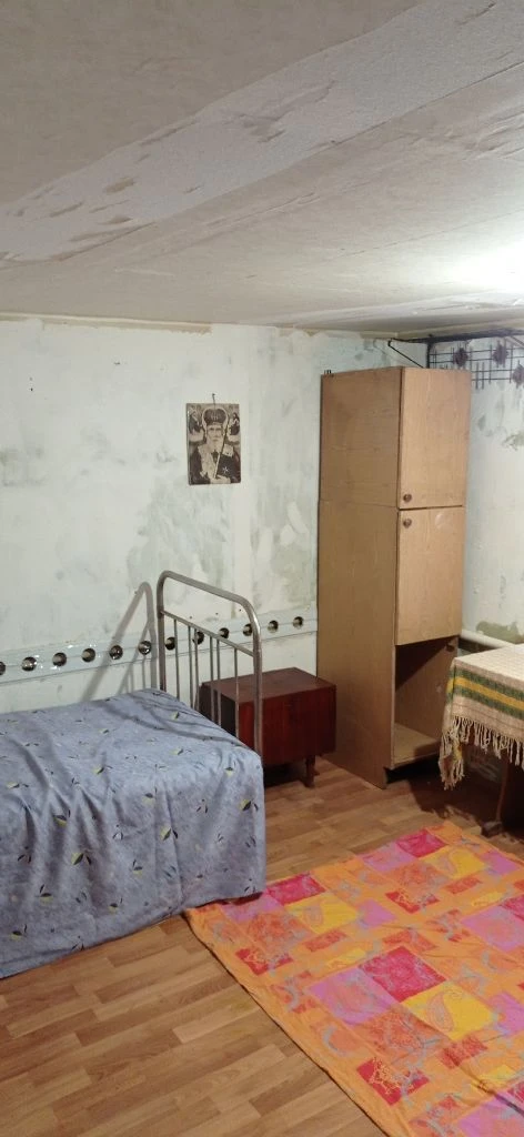 Недвижимость г. Донецк днр. Продажа дома под ремонт 2 комнаты. Ворошиловский рн. Цена 1500000 руб агентство недвижимости ☎+79494046048 комнат 2 площадь 33 м2 жилая 13,8 м2 кухня 4.4 м2 этаж 1 год строительства 1917 самый центр донецка! Местоположение: ворошиловский район, пересечение пр. Павших коммунаров и ул. Челюскинцев. Центр донецка, рядом ул. Артема дворец бракосочетания, (в шаговой доступности цум, планетарий, гринплаза, пл. Дзержинского, первая городская больница) по ул. Ф. Зайцева миграционная служба мвд описание: предлагается к продаже квартира на земле на 4 хозяина (состоит из 4/100доли, общая долевая собственность домовладения). Состояние дома(квартиры) под ремонт. Крыша обновлялась в 2019г стены дома шуба, требуется ремонт. Комнаты смежные;высота 2.2м прихожая совмещена с кухней;санузел совмещён, душевая. Окна пластик. Отопление трубы по всему дому, зашиты гипосартоном. В отопительный сезон очень тепло. Бытовая техника машинка стиральная автомат, холодильник, двухкомфорочная газовая панель. - дополнительные постройки: летняя кухня - отопление: автономное, котел рабочий. - водоснабжение: центральное, вода холодная по графику, подача в дом. -горячая вода колонка газовая автомат. -газ центральный. -канализация центральная. -земля не приватизирована. Расположение и цена дома очень привлекательное ! Дом можно использовать как для проживания, так и для бизнеса. Фото соответствуют. Видео- ссылка (rutube. Ru/video/1d314505ecdeb4de53518c4a3076760c/?r=a) все необходимые документы росреестр готовы к продаже. Цена: 1,5миллиона рублей +услуги риелтора. По всем вопросам, желанием узнать подробности - звоните! С нами легко и уверенно! +79494046048 феникс-телеграмм, mах. - фотография - 4