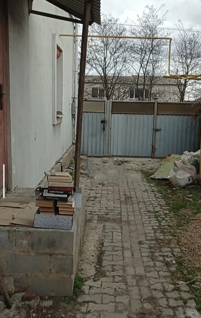 Недвижимость г. Донецк днр. Продажа дома под ремонт 2 комнаты. Ворошиловский рн. Цена 1500000 руб агентство недвижимости ☎+79494046048 комнат 2 площадь 33 м2 жилая 13,8 м2 кухня 4.4 м2 этаж 1 год строительства 1917 самый центр донецка! Местоположение: ворошиловский район, пересечение пр. Павших коммунаров и ул. Челюскинцев. Центр донецка, рядом ул. Артема дворец бракосочетания, (в шаговой доступности цум, планетарий, гринплаза, пл. Дзержинского, первая городская больница) по ул. Ф. Зайцева миграционная служба мвд описание: предлагается к продаже квартира на земле на 4 хозяина (состоит из 4/100доли, общая долевая собственность домовладения). Состояние дома(квартиры) под ремонт. Крыша обновлялась в 2019г стены дома шуба, требуется ремонт. Комнаты смежные;высота 2.2м прихожая совмещена с кухней;санузел совмещён, душевая. Окна пластик. Отопление трубы по всему дому, зашиты гипосартоном. В отопительный сезон очень тепло. Бытовая техника машинка стиральная автомат, холодильник, двухкомфорочная газовая панель. - дополнительные постройки: летняя кухня - отопление: автономное, котел рабочий. - водоснабжение: центральное, вода холодная по графику, подача в дом. -горячая вода колонка газовая автомат. -газ центральный. -канализация центральная. -земля не приватизирована. Расположение и цена дома очень привлекательное ! Дом можно использовать как для проживания, так и для бизнеса. Фото соответствуют. Видео- ссылка (rutube. Ru/video/1d314505ecdeb4de53518c4a3076760c/?r=a) все необходимые документы росреестр готовы к продаже. Цена: 1,5миллиона рублей +услуги риелтора. По всем вопросам, желанием узнать подробности - звоните! С нами легко и уверенно! +79494046048 феникс-телеграмм, mах. - фотография - 2