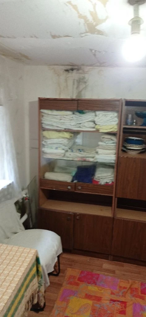 Недвижимость г. Донецк днр. Продажа дома под ремонт 2 комнаты. Ворошиловский рн. Цена 1500000 руб агентство недвижимости ☎+79494046048 комнат 2 площадь 33 м2 жилая 13,8 м2 кухня 4.4 м2 этаж 1 год строительства 1917 самый центр донецка! Местоположение: ворошиловский район, пересечение пр. Павших коммунаров и ул. Челюскинцев. Центр донецка, рядом ул. Артема дворец бракосочетания, (в шаговой доступности цум, планетарий, гринплаза, пл. Дзержинского, первая городская больница) по ул. Ф. Зайцева миграционная служба мвд описание: предлагается к продаже квартира на земле на 4 хозяина (состоит из 4/100доли, общая долевая собственность домовладения). Состояние дома(квартиры) под ремонт. Крыша обновлялась в 2019г стены дома шуба, требуется ремонт. Комнаты смежные;высота 2.2м прихожая совмещена с кухней;санузел совмещён, душевая. Окна пластик. Отопление трубы по всему дому, зашиты гипосартоном. В отопительный сезон очень тепло. Бытовая техника машинка стиральная автомат, холодильник, двухкомфорочная газовая панель. - дополнительные постройки: летняя кухня - отопление: автономное, котел рабочий. - водоснабжение: центральное, вода холодная по графику, подача в дом. -горячая вода колонка газовая автомат. -газ центральный. -канализация центральная. -земля не приватизирована. Расположение и цена дома очень привлекательное ! Дом можно использовать как для проживания, так и для бизнеса. Фото соответствуют. Видео- ссылка (rutube. Ru/video/1d314505ecdeb4de53518c4a3076760c/?r=a) все необходимые документы росреестр готовы к продаже. Цена: 1,5миллиона рублей +услуги риелтора. По всем вопросам, желанием узнать подробности - звоните! С нами легко и уверенно! +79494046048 феникс-телеграмм, mах. - фотография - 5