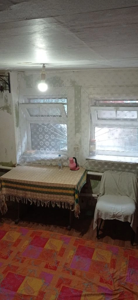 Недвижимость г. Донецк днр. Продажа дома под ремонт 2 комнаты. Ворошиловский рн. Цена 1500000 руб агентство недвижимости ☎+79494046048 комнат 2 площадь 33 м2 жилая 13,8 м2 кухня 4.4 м2 этаж 1 год строительства 1917 самый центр донецка! Местоположение: ворошиловский район, пересечение пр. Павших коммунаров и ул. Челюскинцев. Центр донецка, рядом ул. Артема дворец бракосочетания, (в шаговой доступности цум, планетарий, гринплаза, пл. Дзержинского, первая городская больница) по ул. Ф. Зайцева миграционная служба мвд описание: предлагается к продаже квартира на земле на 4 хозяина (состоит из 4/100доли, общая долевая собственность домовладения). Состояние дома(квартиры) под ремонт. Крыша обновлялась в 2019г стены дома шуба, требуется ремонт. Комнаты смежные;высота 2.2м прихожая совмещена с кухней;санузел совмещён, душевая. Окна пластик. Отопление трубы по всему дому, зашиты гипосартоном. В отопительный сезон очень тепло. Бытовая техника машинка стиральная автомат, холодильник, двухкомфорочная газовая панель. - дополнительные постройки: летняя кухня - отопление: автономное, котел рабочий. - водоснабжение: центральное, вода холодная по графику, подача в дом. -горячая вода колонка газовая автомат. -газ центральный. -канализация центральная. -земля не приватизирована. Расположение и цена дома очень привлекательное ! Дом можно использовать как для проживания, так и для бизнеса. Фото соответствуют. Видео- ссылка (rutube. Ru/video/1d314505ecdeb4de53518c4a3076760c/?r=a) все необходимые документы росреестр готовы к продаже. Цена: 1,5миллиона рублей +услуги риелтора. По всем вопросам, желанием узнать подробности - звоните! С нами легко и уверенно! +79494046048 феникс-телеграмм, mах. - фотография - 6