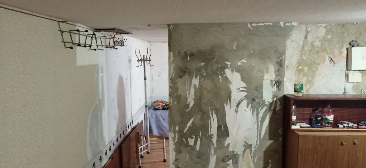 Недвижимость г. Донецк днр. Продажа дома под ремонт 2 комнаты. Ворошиловский рн. Цена 1500000 руб агентство недвижимости ☎+79494046048 комнат 2 площадь 33 м2 жилая 13,8 м2 кухня 4.4 м2 этаж 1 год строительства 1917 самый центр донецка! Местоположение: ворошиловский район, пересечение пр. Павших коммунаров и ул. Челюскинцев. Центр донецка, рядом ул. Артема дворец бракосочетания, (в шаговой доступности цум, планетарий, гринплаза, пл. Дзержинского, первая городская больница) по ул. Ф. Зайцева миграционная служба мвд описание: предлагается к продаже квартира на земле на 4 хозяина (состоит из 4/100доли, общая долевая собственность домовладения). Состояние дома(квартиры) под ремонт. Крыша обновлялась в 2019г стены дома шуба, требуется ремонт. Комнаты смежные;высота 2.2м прихожая совмещена с кухней;санузел совмещён, душевая. Окна пластик. Отопление трубы по всему дому, зашиты гипосартоном. В отопительный сезон очень тепло. Бытовая техника машинка стиральная автомат, холодильник, двухкомфорочная газовая панель. - дополнительные постройки: летняя кухня - отопление: автономное, котел рабочий. - водоснабжение: центральное, вода холодная по графику, подача в дом. -горячая вода колонка газовая автомат. -газ центральный. -канализация центральная. -земля не приватизирована. Расположение и цена дома очень привлекательное ! Дом можно использовать как для проживания, так и для бизнеса. Фото соответствуют. Видео- ссылка (rutube. Ru/video/1d314505ecdeb4de53518c4a3076760c/?r=a) все необходимые документы росреестр готовы к продаже. Цена: 1,5миллиона рублей +услуги риелтора. По всем вопросам, желанием узнать подробности - звоните! С нами легко и уверенно! +79494046048 феникс-телеграмм, mах. - фотография - 9