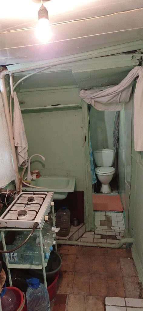 Недвижимость г. Донецк днр. Продажа дома под ремонт 2 комнаты. Ворошиловский рн. Цена 1500000 руб агентство недвижимости ☎+79494046048 комнат 2 площадь 33 м2 жилая 13,8 м2 кухня 4.4 м2 этаж 1 год строительства 1917 самый центр донецка! Местоположение: ворошиловский район, пересечение пр. Павших коммунаров и ул. Челюскинцев. Центр донецка, рядом ул. Артема дворец бракосочетания, (в шаговой доступности цум, планетарий, гринплаза, пл. Дзержинского, первая городская больница) по ул. Ф. Зайцева миграционная служба мвд описание: предлагается к продаже квартира на земле на 4 хозяина (состоит из 4/100доли, общая долевая собственность домовладения). Состояние дома(квартиры) под ремонт. Крыша обновлялась в 2019г стены дома шуба, требуется ремонт. Комнаты смежные;высота 2.2м прихожая совмещена с кухней;санузел совмещён, душевая. Окна пластик. Отопление трубы по всему дому, зашиты гипосартоном. В отопительный сезон очень тепло. Бытовая техника машинка стиральная автомат, холодильник, двухкомфорочная газовая панель. - дополнительные постройки: летняя кухня - отопление: автономное, котел рабочий. - водоснабжение: центральное, вода холодная по графику, подача в дом. -горячая вода колонка газовая автомат. -газ центральный. -канализация центральная. -земля не приватизирована. Расположение и цена дома очень привлекательное ! Дом можно использовать как для проживания, так и для бизнеса. Фото соответствуют. Видео- ссылка (rutube. Ru/video/1d314505ecdeb4de53518c4a3076760c/?r=a) все необходимые документы росреестр готовы к продаже. Цена: 1,5миллиона рублей +услуги риелтора. По всем вопросам, желанием узнать подробности - звоните! С нами легко и уверенно! +79494046048 феникс-телеграмм, mах. - фотография - 11