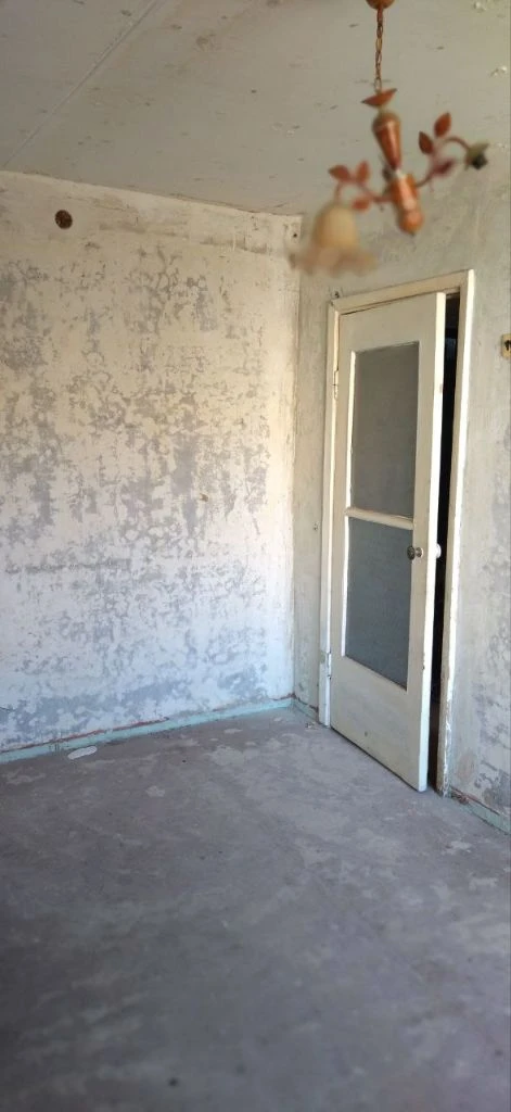 Недвижимость донецкднр продажа 1 комн кв гостинка под ремонт 1600000 рублей, пролетарский р-н, пирамида агентство недвижимости ☎️+79494046048 площадь 24 м² жилая 12 м² кухня 4,7 м² этаж. 4 из 5 квартира гостинка 1 комн под ремонт ул. Раздольная д.22( номер дома указан ориентировочный) дом находится возле остановки. Магазины, школа, детский сад, больница, рынки, супер маркеры, мфц- всё рядом. Отличная инфраструктура в квартире установлены новые входная дверь, пластиковые окна. Санузел совмещён, кафель. Вода по графику. Фото соответствуют. Документы россреестр готовы. Цена 1600000 рублей + услуги риелтора. Предложение от агентства, подбор вариантов различной степени комфортности, все районы г. Донецка. Оставляйте свои заявки(предложения) по продаже, по покупке квартир, наша база ежедневно обновляется! С нами легко и уверенно! Риелтор +79494046048 феникс -телеграмм, max. - фотография - 8