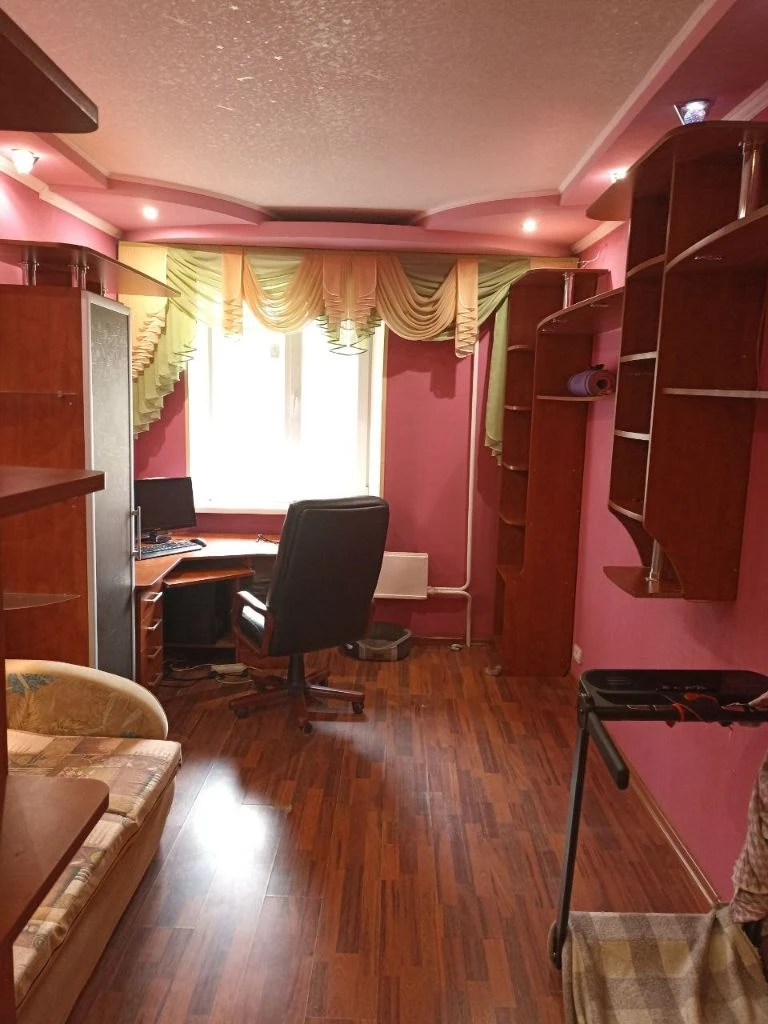 Горловка! Новый объект! Продам 4-х ком. Кв-ру по ул. Жукова 30, 2/9. Общ. Пл. 81,8 кв. М. , жил. Пл. 53.6 кв. М. С/у - совмещён. Есть отдельное помещение с бойлерами и стиральной машинкой (перепланировка узаконена). Окна пластик, лоджия - столярка. Входная дверь - металл. Коммуникации частично заменены. Квартира в хорошем жилом состоянии. Одна из комнат под ремонт. Продажа с мебелью. Документы готовы к продаже! Цена 2.500.000 руб. (торг) + ан. +79493140967 (телеграм, мах) - фотография - 6