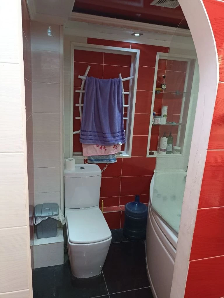 Горловка! Новый объект! Продам 4-х ком. Кв-ру по ул. Жукова 30, 2/9. Общ. Пл. 81,8 кв. М. , жил. Пл. 53.6 кв. М. С/у - совмещён. Есть отдельное помещение с бойлерами и стиральной машинкой (перепланировка узаконена). Окна пластик, лоджия - столярка. Входная дверь - металл. Коммуникации частично заменены. Квартира в хорошем жилом состоянии. Одна из комнат под ремонт. Продажа с мебелью. Документы готовы к продаже! Цена 2.500.000 руб. (торг) + ан. +79493140967 (телеграм, мах) - фотография - 7