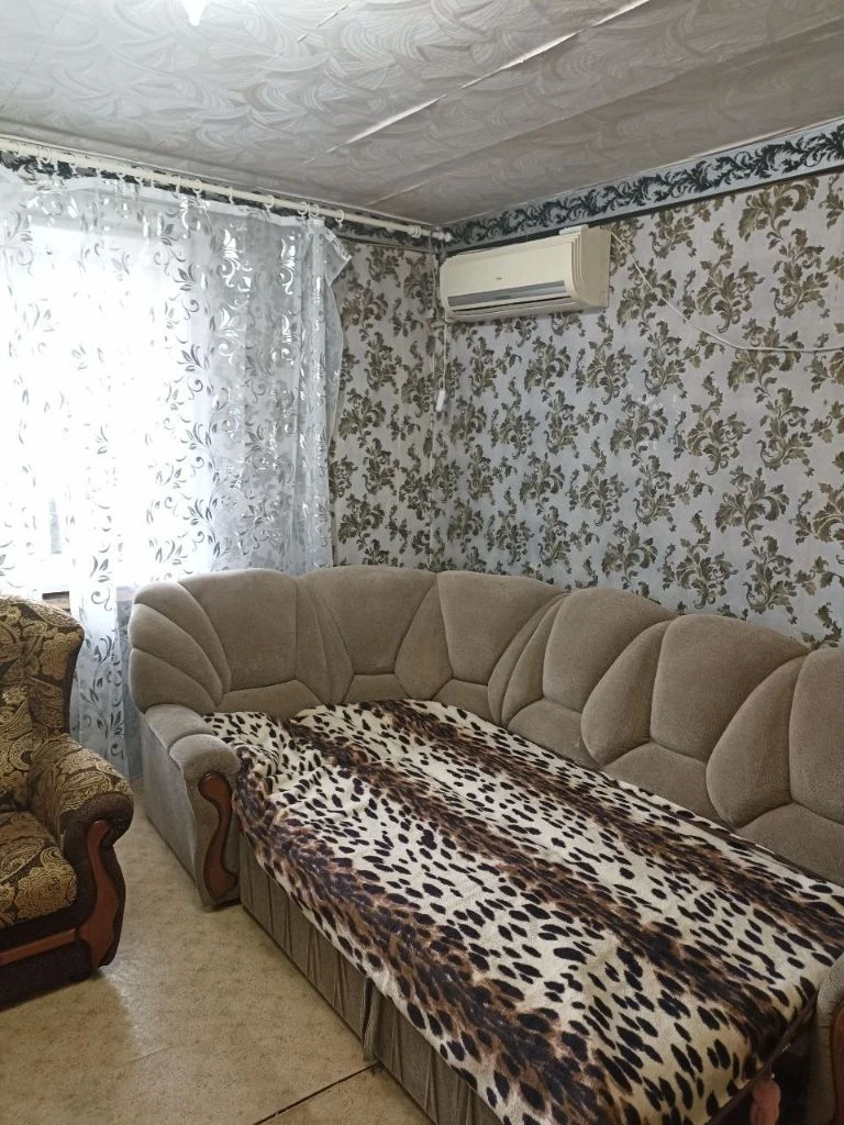 Горловка! Новый объект! Продам 4-х ком. Кв-ру по ул. Жукова 30, 2/9. Общ. Пл. 81,8 кв. М. , жил. Пл. 53.6 кв. М. С/у - совмещён. Есть отдельное помещение с бойлерами и стиральной машинкой (перепланировка узаконена). Окна пластик, лоджия - столярка. Входная дверь - металл. Коммуникации частично заменены. Квартира в хорошем жилом состоянии. Одна из комнат под ремонт. Продажа с мебелью. Документы готовы к продаже! Цена 2.500.000 руб. (торг) + ан. +79493140967 (телеграм, мах) - фотография - 2