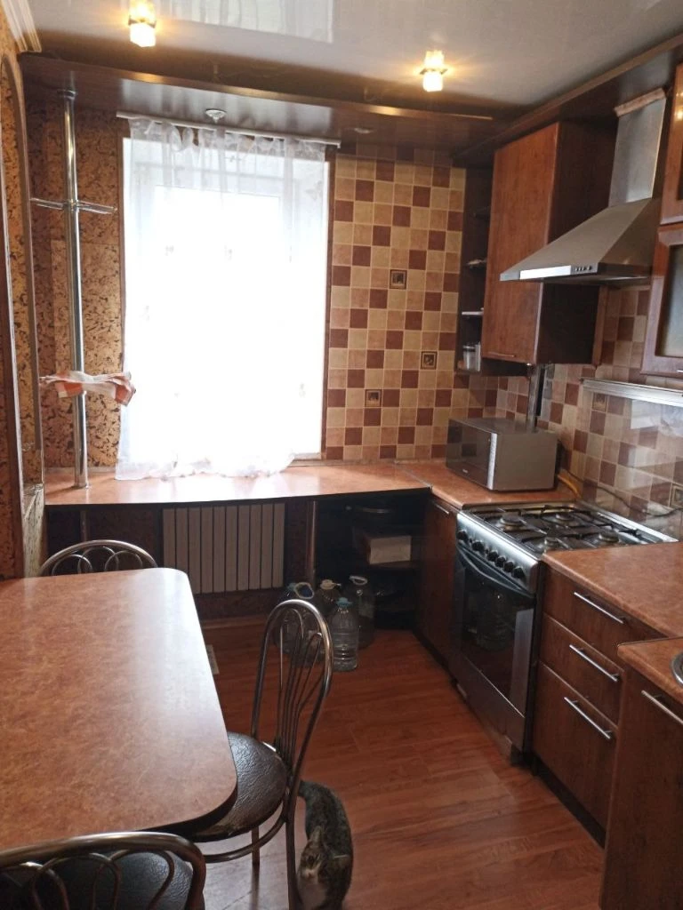 Горловка! Новый объект! Продам 4-х ком. Кв-ру по ул. Жукова 30, 2/9. Общ. Пл. 81,8 кв. М. , жил. Пл. 53.6 кв. М. С/у - совмещён. Есть отдельное помещение с бойлерами и стиральной машинкой (перепланировка узаконена). Окна пластик, лоджия - столярка. Входная дверь - металл. Коммуникации частично заменены. Квартира в хорошем жилом состоянии. Одна из комнат под ремонт. Продажа с мебелью. Документы готовы к продаже! Цена 2.500.000 руб. (торг) + ан. +79493140967 (телеграм, мах) - фотография - 1