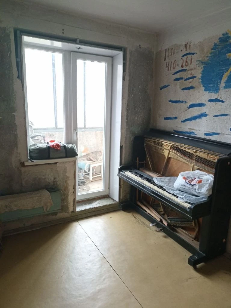 Горловка! Новый объект! Продам 4-х ком. Кв-ру по ул. Жукова 30, 2/9. Общ. Пл. 81,8 кв. М. , жил. Пл. 53.6 кв. М. С/у - совмещён. Есть отдельное помещение с бойлерами и стиральной машинкой (перепланировка узаконена). Окна пластик, лоджия - столярка. Входная дверь - металл. Коммуникации частично заменены. Квартира в хорошем жилом состоянии. Одна из комнат под ремонт. Продажа с мебелью. Документы готовы к продаже! Цена 2.500.000 руб. (торг) + ан. +79493140967 (телеграм, мах) - фотография - 8