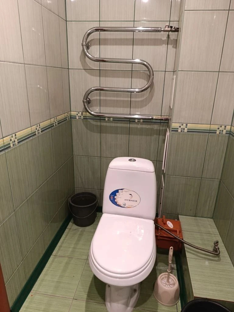 Продам 2-х комнатную квартиру г. Горловка,1/10эт. От собственника в цгр, 88 квартал, ул. Матросова 107. С автономным отоплением. Без мебели. Общая площадь 50,8 м2. Окна пластиковые, решётки. Лоджия застеклённая пластиковые окна, решётки на половину отапливается. Сантехника в использовании не была. Трубы поменяны. Счётчик на воду, газ. Цена 2800 000 торг. Тел. +79784546845,станислав (телеграм, макс) перезвоним вам 🤝 - фотография - 4