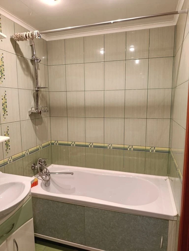 Продам 2-х комнатную квартиру г. Горловка,1/10эт. От собственника в цгр, 88 квартал, ул. Матросова 107. С автономным отоплением. Без мебели. Общая площадь 50,8 м2. Окна пластиковые, решётки. Лоджия застеклённая пластиковые окна, решётки на половину отапливается. Сантехника в использовании не была. Трубы поменяны. Счётчик на воду, газ. Цена 2800 000 торг. Тел. +79784546845,станислав (телеграм, макс) перезвоним вам 🤝 - фотография - 5