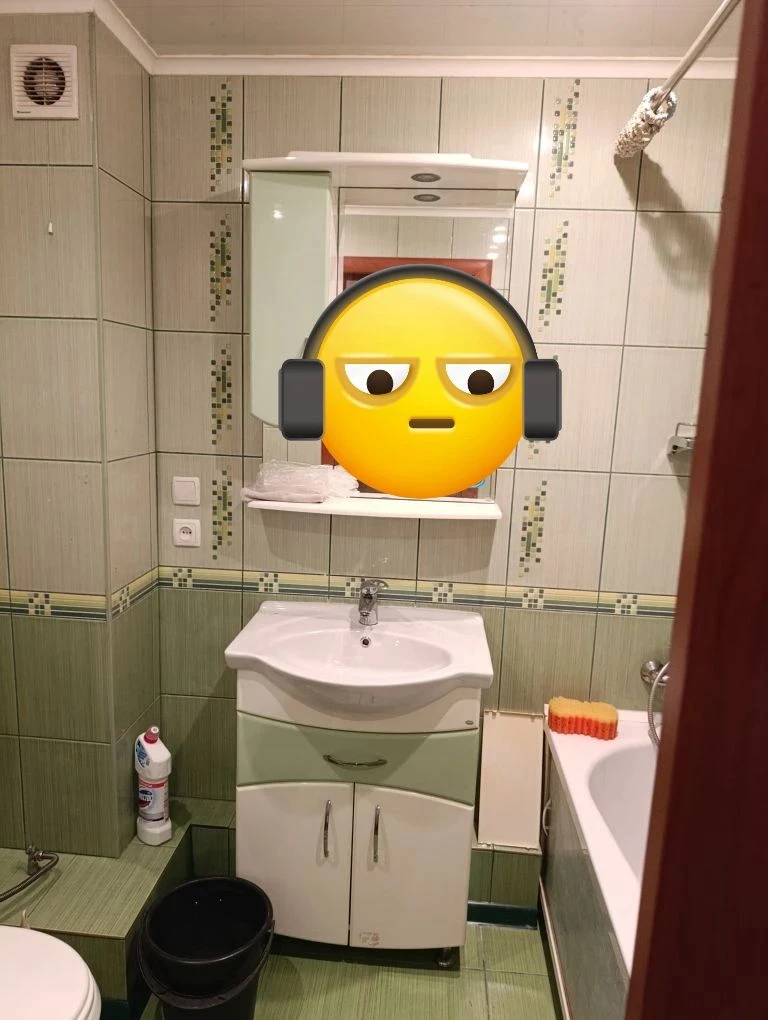 Продам 2-х комнатную квартиру г. Горловка,1/10эт. От собственника в цгр, 88 квартал, ул. Матросова 107. С автономным отоплением. Без мебели. Общая площадь 50,8 м2. Окна пластиковые, решётки. Лоджия застеклённая пластиковые окна, решётки на половину отапливается. Сантехника в использовании не была. Трубы поменяны. Счётчик на воду, газ. Цена 2800 000 торг. Тел. +79784546845,станислав (телеграм, макс) перезвоним вам 🤝 - фотография - 3