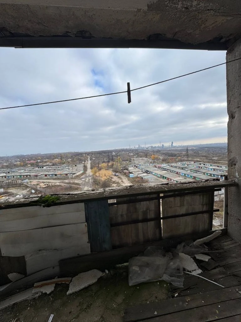 Горловка! Днр💥🍋 продам 4х. Ком. Кв-у, крупногабаритную квартиру, 5 квартал, ул. Магистральная 15, 9/9 лифт работает - есть тех. Этаж и тамбур. Все комнаты раздельные, без перепланировок, общая площадь 81.23, есть балкон и лоджия. Квартира под кап. Ремонт. Документы готовы. Цена 1.000.000 руб. + ан. +79493140967 (телеграм, мах) - борис - фотография - 3