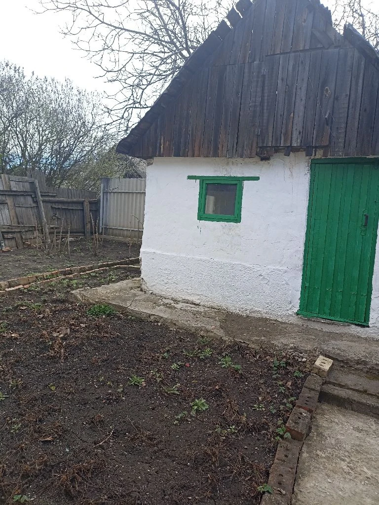 Горловка! Продам дом в цгр по ул. Щорса, район 2-ой больницы. Дом газифицирован, есть центральная канализация и водоснабжение. Дом кирпичный, утеплен пенопластом, окна - пластик. Общая площадь - 58,4 кв. М. + 4 сотки земли. На территории есть гараж и сарай. Состояние в доме жилое, но нужен ремонт. Документы готовы к продаже, прописанных нет. Цена 2.200.000 руб. + ан. +79493140967 (телеграм, мах) - борис - фотография - 5