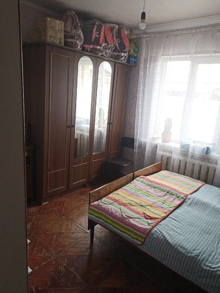 Горловка! Продам дом в цгр по ул. Щорса, район 2-ой больницы. Дом газифицирован, есть центральная канализация и водоснабжение. Дом кирпичный, утеплен пенопластом, окна - пластик. Общая площадь - 58,4 кв. М. + 4 сотки земли. На территории есть гараж и сарай. Состояние в доме жилое, но нужен ремонт. Документы готовы к продаже, прописанных нет. Цена 2.200.000 руб. + ан. +79493140967 (телеграм, мах) - борис - фотография - 2