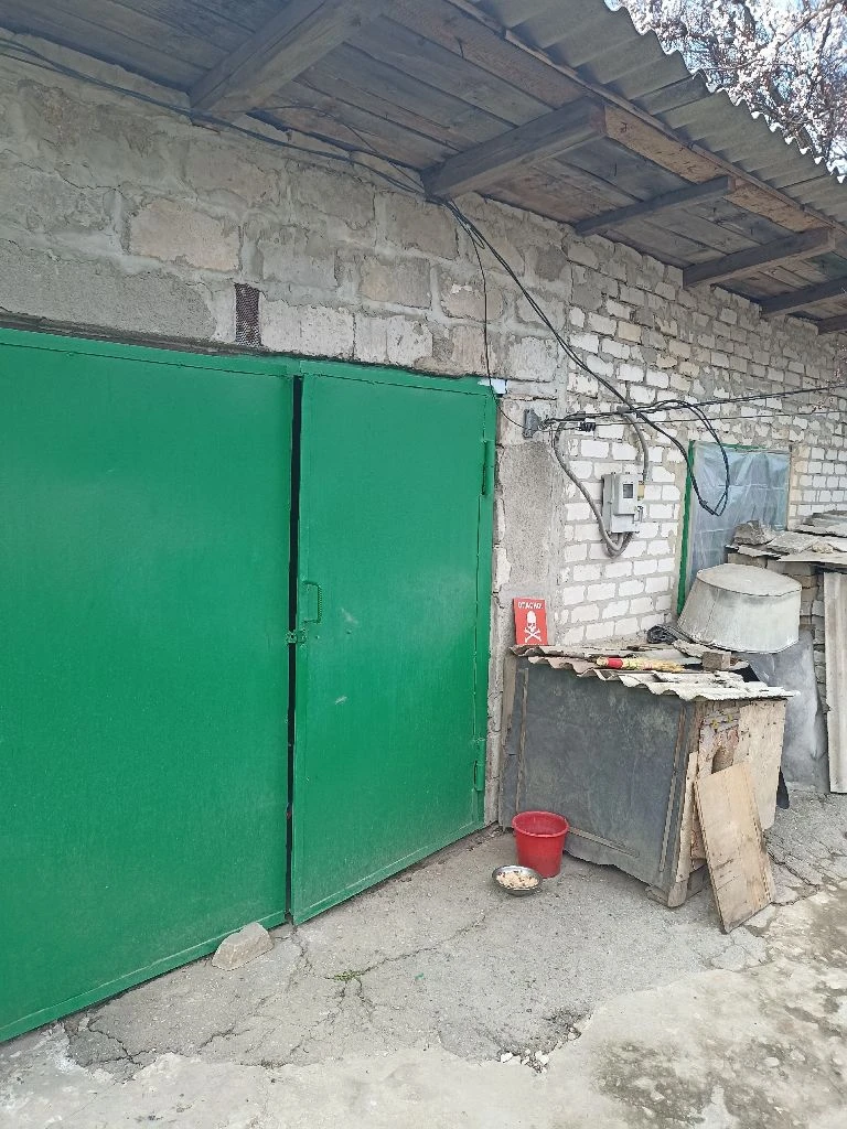Горловка! Продам дом в цгр по ул. Щорса, район 2-ой больницы. Дом газифицирован, есть центральная канализация и водоснабжение. Дом кирпичный, утеплен пенопластом, окна - пластик. Общая площадь - 58,4 кв. М. + 4 сотки земли. На территории есть гараж и сарай. Состояние в доме жилое, но нужен ремонт. Документы готовы к продаже, прописанных нет. Цена 2.200.000 руб. + ан. +79493140967 (телеграм, мах) - борис - фотография - 6