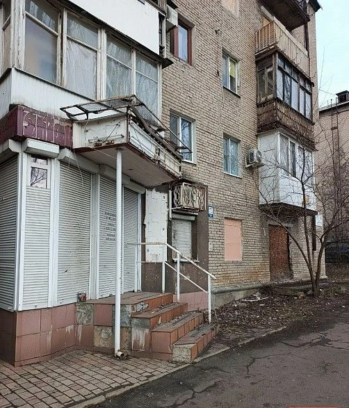 Продам коммерческое помещение 90 кв м под магазин, " изумруд". Продам коммерческое помещение по проспекту мира, ориентир магазин " изумруд". 90 кв м, отдельный вход, угловое, удобно подьезжать с трех сторон. Покупатель под свой проект сделает зонирование и ремонт. Идеально под салон красоты, косметологию. Документы готовы. +79493793647 - фотография - 3