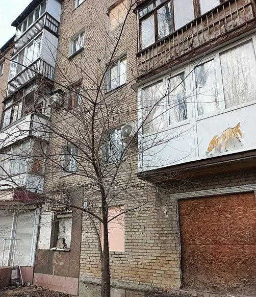 Продам коммерческое помещение 90 кв м под магазин, " изумруд". Продам коммерческое помещение по проспекту мира, ориентир магазин " изумруд". 90 кв м, отдельный вход, угловое, удобно подьезжать с трех сторон. Покупатель под свой проект сделает зонирование и ремонт. Идеально под салон красоты, косметологию. Документы готовы. +79493793647 - фотография - 2