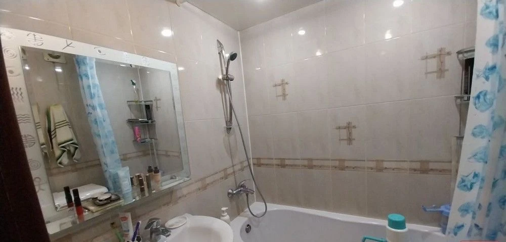 Подешевела 3-х комн. Кв. Шахтерская площадь, ул. Университетская,120. Продам трехкомнатную квартиру, ориентир шахтерская площадь. Очень удобный второй этаж, водичка есть всегда. Отличное состояние квартиры, комнаты раздельные, просторная кухня, балкон, лоджия. После продажи остается вся мебель, техника. Рядом 4 школы, детский садик, магазины, все виды транспорта. Документы готовы. +79493793647 7 000 000 - фотография - 3