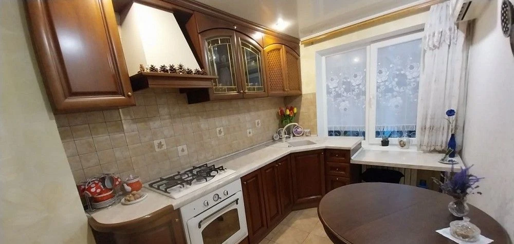 Подешевела 3-х комн. Кв. Шахтерская площадь, ул. Университетская,120. Продам трехкомнатную квартиру, ориентир шахтерская площадь. Очень удобный второй этаж, водичка есть всегда. Отличное состояние квартиры, комнаты раздельные, просторная кухня, балкон, лоджия. После продажи остается вся мебель, техника. Рядом 4 школы, детский садик, магазины, все виды транспорта. Документы готовы. +79493793647 7 000 000 - фотография - 6