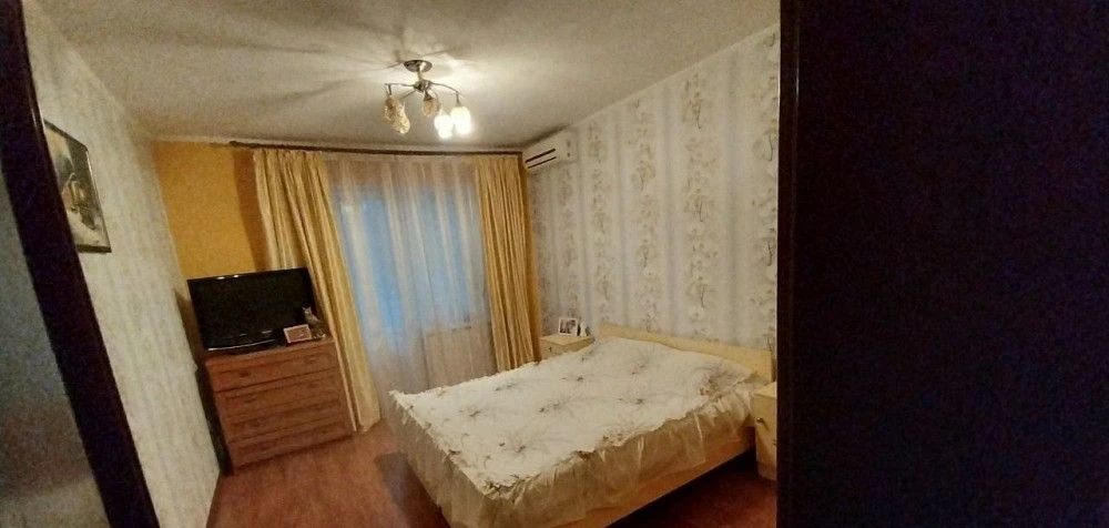 Подешевела 3-х комн. Кв. Шахтерская площадь, ул. Университетская,120. Продам трехкомнатную квартиру, ориентир шахтерская площадь. Очень удобный второй этаж, водичка есть всегда. Отличное состояние квартиры, комнаты раздельные, просторная кухня, балкон, лоджия. После продажи остается вся мебель, техника. Рядом 4 школы, детский садик, магазины, все виды транспорта. Документы готовы. +79493793647 7 000 000 - фотография - 4