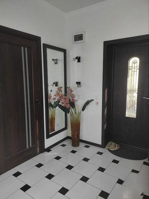 Срочно, подешевел дом с ремонтом, баня, сауна, 9 соток, бакинские. Продам лучший дом в районе площади бакинских комиссаров. Очень качественный, современный ремонт, делали для детей. 7 комнат, кухни и на 1-м и на 2-м этажах, с выходом на террасу 70 кв. М. , где отмечали все праздники. Уютно, чистенько, спокойная аура. Домашний кинотеатр с огромным экраном. Баня, сауна, спортзал. Дом для достойного, богатого проживания. Земля 9 соток приватизированная. Цена 25 000 000 руб. Документы готовы, лучшее предложение. +79493793647 - фотография - 5