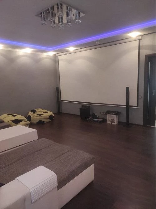 Срочно, подешевел дом с ремонтом, баня, сауна, 9 соток, бакинские. Продам лучший дом в районе площади бакинских комиссаров. Очень качественный, современный ремонт, делали для детей. 7 комнат, кухни и на 1-м и на 2-м этажах, с выходом на террасу 70 кв. М. , где отмечали все праздники. Уютно, чистенько, спокойная аура. Домашний кинотеатр с огромным экраном. Баня, сауна, спортзал. Дом для достойного, богатого проживания. Земля 9 соток приватизированная. Цена 25 000 000 руб. Документы готовы, лучшее предложение. +79493793647 - фотография - 2