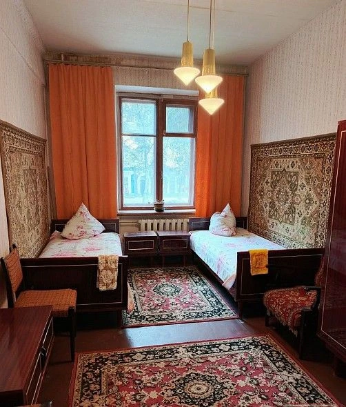 Продам двухкомнатную " сталинку" по улице артема, ориентир областная налоговая. Очень удобный второй этаж, комнаты раздельные. Большой зал с балконом, раздельные ванная комната и санузел. Чистенькая, очень уютная квартира. Документы готовы. +79493793647 5 000 000 - фотография - 5