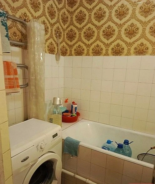 Продам двухкомнатную " сталинку" по улице артема, ориентир областная налоговая. Очень удобный второй этаж, комнаты раздельные. Большой зал с балконом, раздельные ванная комната и санузел. Чистенькая, очень уютная квартира. Документы готовы. +79493793647 5 000 000 - фотография - 6