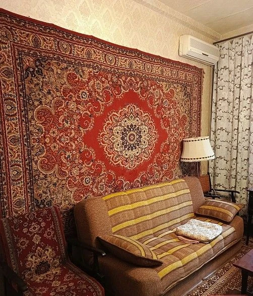 Продам двухкомнатную " сталинку" по улице артема, ориентир областная налоговая. Очень удобный второй этаж, комнаты раздельные. Большой зал с балконом, раздельные ванная комната и санузел. Чистенькая, очень уютная квартира. Документы готовы. +79493793647 5 000 000 - фотография - 3