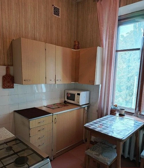 Продам двухкомнатную " сталинку" по улице артема, ориентир областная налоговая. Очень удобный второй этаж, комнаты раздельные. Большой зал с балконом, раздельные ванная комната и санузел. Чистенькая, очень уютная квартира. Документы готовы. +79493793647 5 000 000 - фотография - 4