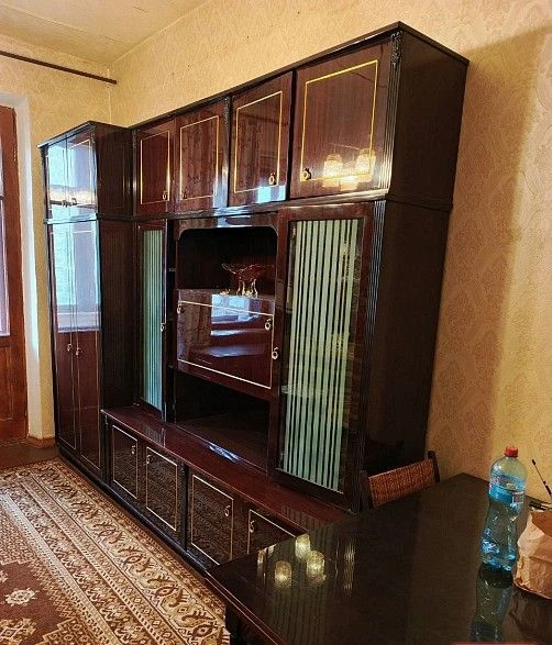 Продам двухкомнатную " сталинку" по улице артема, ориентир областная налоговая. Очень удобный второй этаж, комнаты раздельные. Большой зал с балконом, раздельные ванная комната и санузел. Чистенькая, очень уютная квартира. Документы готовы. +79493793647 5 000 000 - фотография - 2