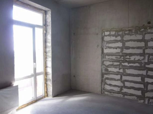 Продам самые дешевые 100 кв. М. В новострое, " фаворит". Продам 100 квадратных метров в новострое " фаворит", ориентир шахтерская площадь. Панорамный вид из окон, состояние после строителей. Свободное пространство, можно спроектировать трехкомнатную квартиру или двухкомнатную с кабинетом. Документы готовы. +79493793647 5 700 000 - фотография - 2