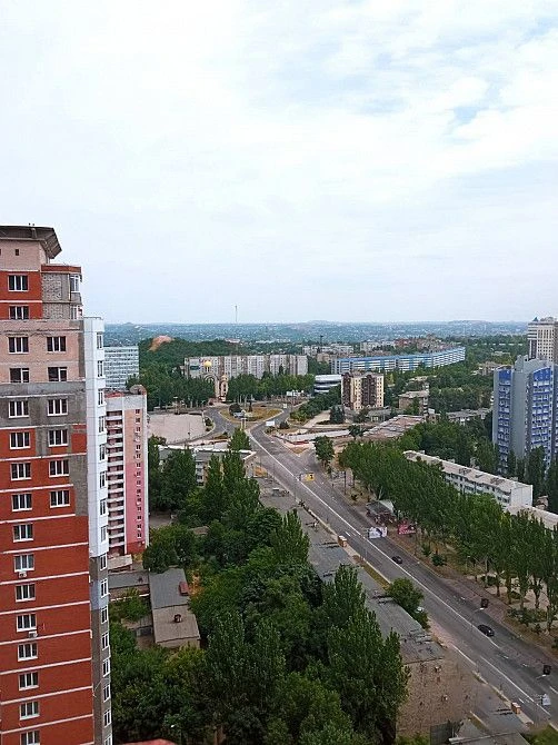 Продам 100 квадратных метров в новострое " фаворит", ориентир шахтерская площадь. Панорамный вид из окон, состояние после строителей. Свободное пространство, можно спроектировать трехкомнатную квартиру или двухкомнатную с кабинетом. Документы готовы. +79493793647 5 900 000 - фотография - 1