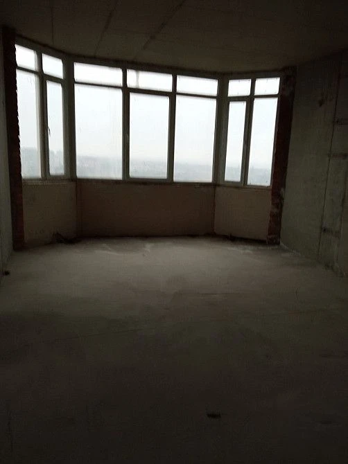 Продам 100 квадратных метров в новострое " фаворит", ориентир шахтерская площадь. Панорамный вид из окон, состояние после строителей. Свободное пространство, можно спроектировать трехкомнатную квартиру или двухкомнатную с кабинетом. Документы готовы. +79493793647 5 900 000 - фотография - 5