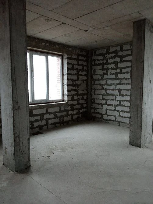 Продам 100 квадратных метров в новострое " фаворит", ориентир шахтерская площадь. Панорамный вид из окон, состояние после строителей. Свободное пространство, можно спроектировать трехкомнатную квартиру или двухкомнатную с кабинетом. Документы готовы. +79493793647 5 900 000 - фотография - 4