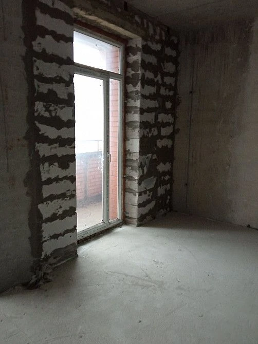 Продам 100 квадратных метров в новострое " фаворит", ориентир шахтерская площадь. Панорамный вид из окон, состояние после строителей. Свободное пространство, можно спроектировать трехкомнатную квартиру или двухкомнатную с кабинетом. Документы готовы. +79493793647 5 900 000 - фотография - 3