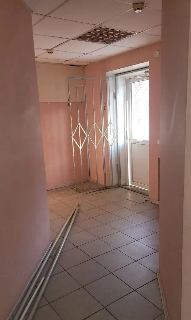 ❗❗горловка! Новый объект!❗❗ продам коммерческое помещение в самом центре города. Площадь 42 кв. М². Есть большой общий зал (26.1 кв. М²), помещение под кухню, санузел и отдельный кабинет. Хорошее проходное место. Цена 5.800.000 руб. (торг возможен) + ан. +79493140967 (телеграм, мах) - борис - фотография - 3