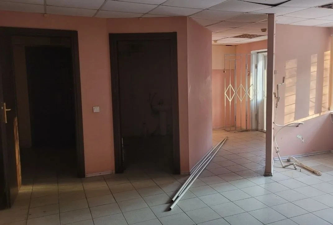 ❗❗горловка! Новый объект!❗❗ продам коммерческое помещение в самом центре города. Площадь 42 кв. М². Есть большой общий зал (26.1 кв. М²), помещение под кухню, санузел и отдельный кабинет. Хорошее проходное место. Цена 5.800.000 руб. (торг возможен) + ан. +79493140967 (телеграм, мах) - борис - фотография - 4