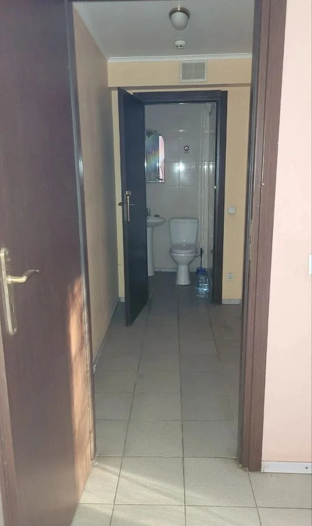 ❗❗горловка! Новый объект!❗❗ продам коммерческое помещение в самом центре города. Площадь 42 кв. М². Есть большой общий зал (26.1 кв. М²), помещение под кухню, санузел и отдельный кабинет. Хорошее проходное место. Цена 5.800.000 руб. (торг возможен) + ан. +79493140967 (телеграм, мах) - борис - фотография - 5